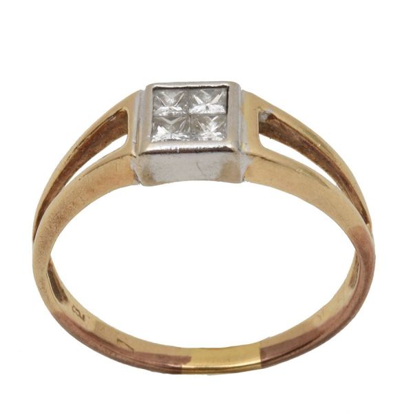 Anel em ouro amarelo 18 k, decorado com quatro pequenos diamantes. Aro 23. Peso 3,1 g.