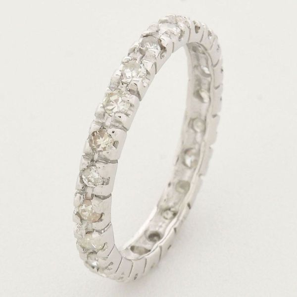Aliança completa cravejada com 30 diamantes. Aro 16. Peso total 2,2 g.