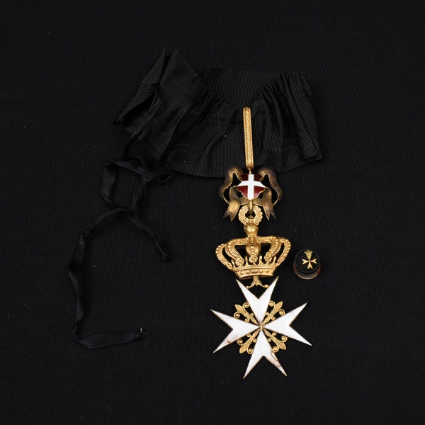 COMENDA DA SOBERANA ORDEM MILITAR DE MALTA - Uma das ordens honoríficas e religiosas mais antigas da Igreja Católica. A peça apresentada é uma insígnia de pescoço, geralmente corresponde ao grau de Ca