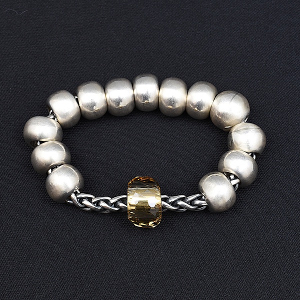 H Stern - Coleção Carmem Miranda - Pulseira de contas e esfera com citrino, em prata 925. Decorada com esferas polidas, característica da marca e uma trama de corrente interna que une os elos, além do