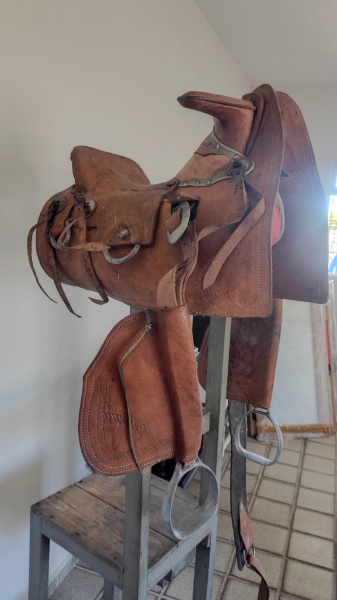 Sela de Montaria Antiga com Estribos