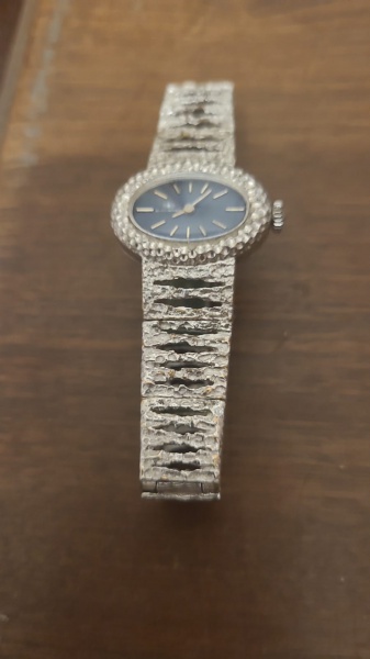 RELOGIO DA MARCA BUCHERER, ACABAMENTO TEXTURIZADO TIPO CASCA DE ARVORE , NA CAIXA