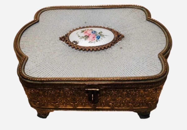 Porta joias francês de bronze dourado com estampas florais, tampa de vidro e reserva central de porcelana branca com desenho colorido floral. Medidas 18 x 11 x 8 cm.