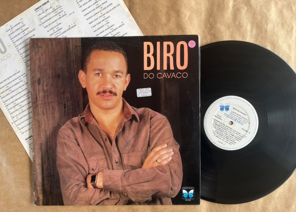 LP: Artista: Biro do Cavaco / Album: Biro do Cavaco | Selo: Copacabana | Cód: 613 035Capa (VG): Muito Bom: marcas superficiais, com detalhes visuais; pode conter leve rasura como um nome. Vinil (VG +)