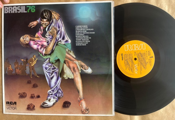 LP: Artista: Brasil 76 / Album: Brasil 76, coletânea | Selo: RCA | Cód: 991 0398Capa (VG +): Muito bom: pode conter sinais leves de manuseio.Vinil (NM): Vinil em excelente estado. Toque do Garimpeiro: