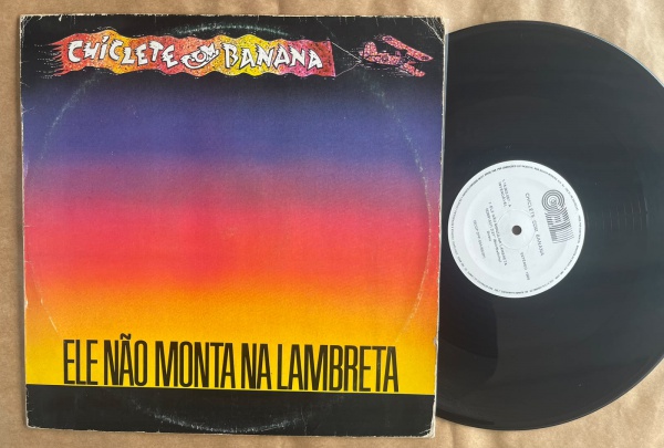LP: Artista: Chiclete com Banana / Album: Ele não monta na lambreta | Selo: Continental Gel | Cód: 1-15-903-057Capa (VG -): Muito Bom: marcas superficiais, com detalhes visuais; pode conter leve rasur