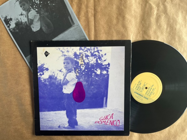 LP: Artista: Guga Domenico / Album: Código | Selo: Independente | Cód: 523 404 451Capa (VG): Muito Bom: marcas superficiais, com detalhes visuais; pode conter leve rasura como um nome. Vinil (NM): Vin