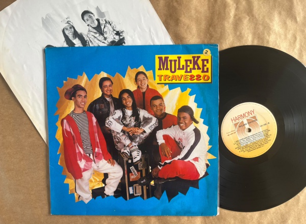 LP: Artista: Muleke Travesso / Album: Muleke Travesso | Selo: Harmony | Cód: 141 102Capa (VG): Muito Bom: marcas superficiais, com detalhes visuais; pode conter leve rasura como um nome. Vinil (VG +):