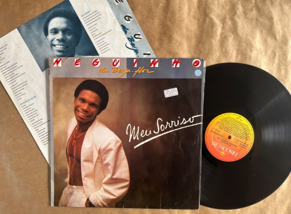 LP: Artista: Neguinho da Beija Flor / Album: Meu Sorriso | Selo: CBS | Cód: 400 035Capa (VG): Muito Bom: marcas superficiais, com detalhes visuais; pode conter leve rasura como um nome. Vinil (VG): Vi