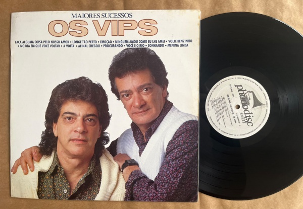LP: Artista: Os Vips / Album: Os maiores sucessos Os Vips | Selo: Phonodisc | Cód: 034 405 629Capa (VG): Muito Bom: marcas superficiais, com detalhes visuais; pode conter leve rasura como um nome. Vin