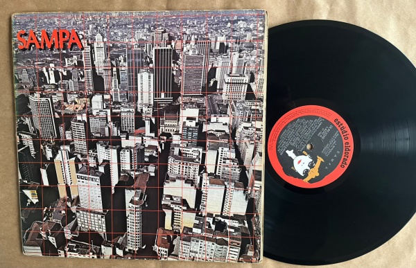 LP: Artista: Sampa / Album: Sampa, coletânea | Selo: Estúdio Eldorado | Cód: 28 80 0339Capa (VG -): Muito Bom: marcas superficiais, com detalhes visuais; pode conter leve rasura como um nome; leve dep