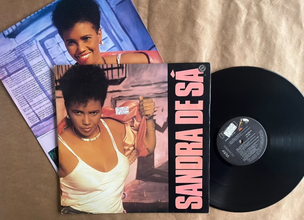 LP: Artista: Sandra de Sá / Album: Sandra de Sá | Selo: RCA | Cód: 130 0064Capa (VG): Muito Bom: marcas superficiais, com detalhes visuais; pode conter leve rasura como um nome. Vinil (VG +): Vinil em