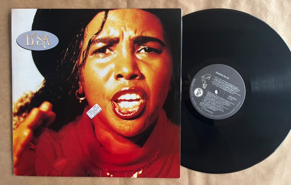 LP: Artista: Sandra de Sá / Album: D# Sá | Selo: RCA | Cód: 140 0128Capa (VG): Muito Bom: marcas superficiais, com detalhes visuais; pode conter leve rasura como um nome. Vinil (VG +): Vinil em muito