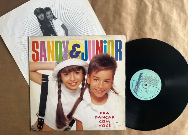 LP: Artista: Sandy & Junior / Album: Pra dançar com você | Selo: Philips | Cód: 522 812Capa (VG): Muito Bom: marcas superficiais, com detalhes visuais; pode conter leve rasura como um nome. Vinil (VG)