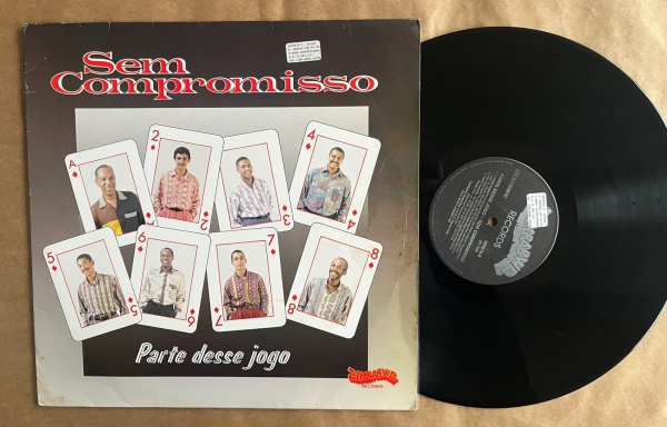 LP: Artista: Sem Compromisso / Album: Parte desse Jogo | Selo: Zimbabwe Records | Cód: ZB 0018Capa (VG): Muito Bom: marcas superficiais, com detalhes visuais; pode conter leve rasura como um nome. Vin