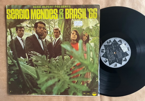 LP: Artista: Sergio Mendes & Brasil´66 / Album: Herb Alpert apresenta Sergio Mendes & Brasil´66 | Selo: Fermata | Cód: FB-159Capa (VG): Muito Bom: marcas superficiais, com detalhes visuais; pode conte