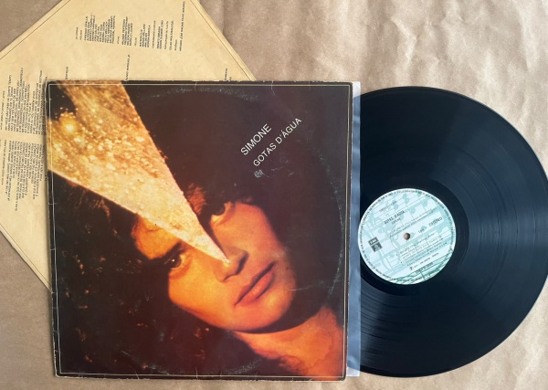 LP: Artista: Simone / Album: Gotas Dágua | Selo: Odeon | Cód: SMOFB 3896Capa (VG -): Muito Bom: marcas superficiais, com detalhes visuais; pode conter leve rasura como um nome; leve depreciação de VG.
