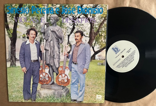 LP: Artista: Sinésio Pereira e José Dionísio / Album: Violas e Desafios | Selo: Beverly | Cód: BLP-81281Capa (VG +): Muito bom: pode conter sinais leves de manuseio.Vinil (VG +): Vinil em muito bom es