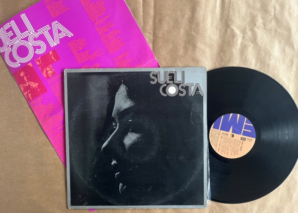 LP: Artista: Sueli Costa / Album: Sueli Costa | Selo: EMI | Cód: EMCB-7019Capa (VG): Muito Bom: marcas superficiais, com detalhes visuais; pode conter leve rasura como um nome. Vinil (VG +): Vinil em