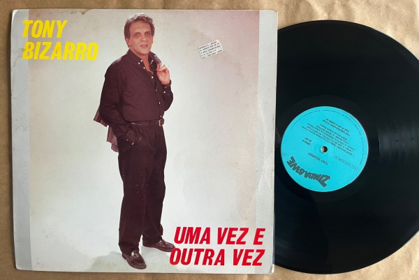 LP: Artista: Tony Bizarro / Album: Uma vez e outra vez | Selo: Zimbabwe Records | Cód: ZB-03ACapa (VG): Muito Bom: marcas superficiais, com detalhes visuais; pode conter leve rasura como um nome. Vini