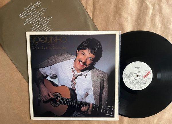 LP: Artista: Toquinho / Album: Sonho Dourado | Selo: Barclay | Cód: 823 265Capa (VG): Muito Bom: marcas superficiais, com detalhes visuais; pode conter leve rasura como um nome. Vinil (VG +): Vinil em