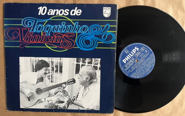 LP: Artista: Toquinho & Vinicius / Album: 10 anos de Toquinho & Vinicius | Selo: Philips | Cód: 6349 404Capa (VG): Muito Bom: marcas superficiais, com detalhes visuais; pode conter leve rasura como um