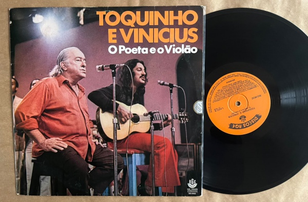 LP: Artista: Toquinho & Vinicius / Album: O poeta e o Violão | Selo: RGE | Cód: 303 0032Capa (VG): Muito Bom: marcas superficiais, com detalhes visuais; pode conter leve rasura como um nome. Vinil (VG