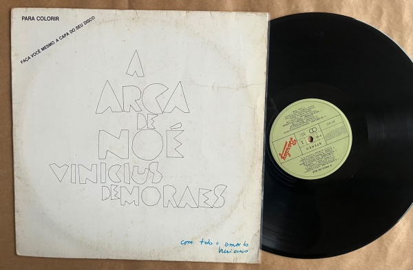 LP: Artista: Vinicius de Moraes / Album: A Arca de Noé | Selo: Barclay | Cód: 201 612Capa (VG): Muito Bom: marcas superficiais, com detalhes visuais; pode conter leve rasura como um nome. Vinil (VG):