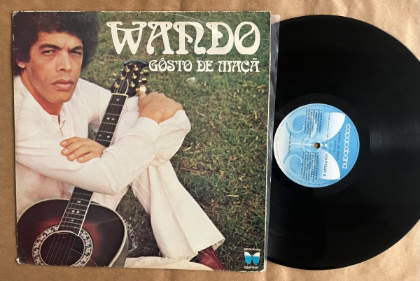 LP: Artista: Wando / Album: Gôsto de Maçã | Selo: Copacabana | Cód: COLP-12 227Capa (VG -): Muito Bom: marcas superficiais, com detalhes visuais; pode conter leve rasura como um nome; leve depreciação