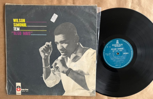 LP: Artista: Wilson Simonal / Album: Tem "Algo Mais" | Selo: Odeon | Cód: BR-XLD 11022Capa (VG): Muito Bom: marcas superficiais, com detalhes visuais; pode conter leve rasura como um nome. Vinil (VG +