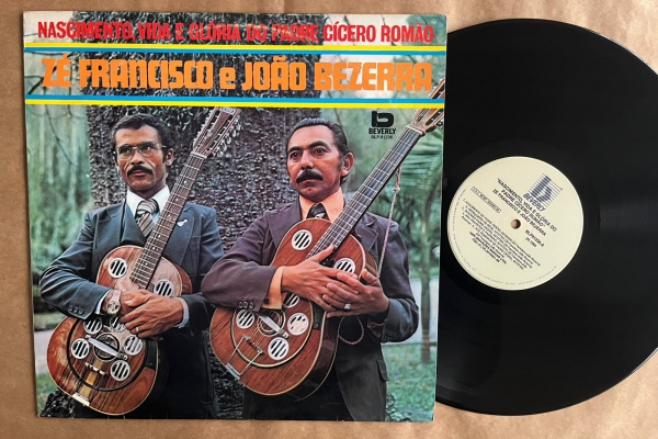 LP: Artista: Zé Franscisco e João Bezerra / Album: Nascimento, vida e glória do padre Cícero Rumão" | Selo: Beverly | Cód: BLP-81 236Capa (VG +): Muito bom: pode conter sinais leves de manuseio.Vinil