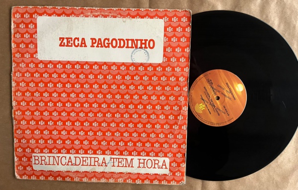 LP/Disco Single - mix promocional: Artista: Zeca Pagodinho / Album: Brincadeira tem Hora | Selo: RGE | Cód: 390 6018Capa (VG -): Muito Bom: marcas superficiais, com detalhes visuais; pode conter leve