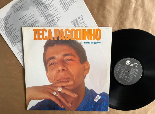 LP: Artista: Zeca Pagodinho / Album: Mania da Gente | Selo: RCA | Cód: 130 0119Capa (VG): Muito Bom: marcas superficiais, com detalhes visuais; pode conter leve rasura como um nome. Vinil (NM): Vinil