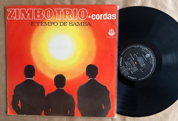 LP: Artista: Zimbo Trio / Album: É tempo de Samba | Selo: RGE | Cód: XRLP-5312Capa (VG): Muito Bom: marcas superficiais, com detalhes visuais; pode conter leve rasura como um nome. Vinil (VG +): Vinil