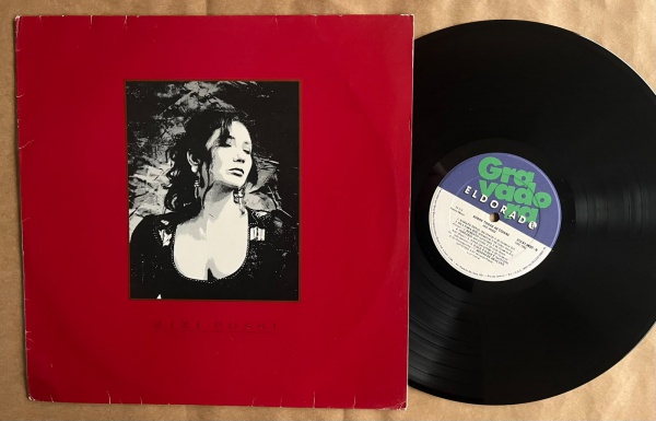 LP: Artista: Zizi Possi / Album: Sobre Todas as Coisas | Selo: Estúdio Eldorado | Cód: 212 91 0622Capa (VG): Muito Bom: marcas superficiais, com detalhes visuais; pode conter leve rasura como um nome.