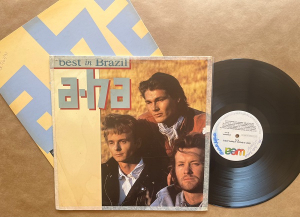 LP: Artista: A-ha / Album: Best in Brazil | Selo: WEA | Cód: 670 9339Capa (VG): Muito Bom: marcas superficiais, com detalhes visuais; pode conter leve rasura como um nome. Vinil (VG +): Vinil em muito