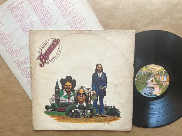 LP: Artista: America´s / Album: History America´s Greatest Hits | Selo: WEA | Cód: 301 404 080Capa (VG -): Muito Bom: marcas superficiais, com detalhes visuais; pode conter leve rasura como um nome; l