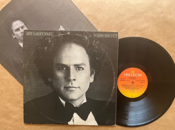 LP: Artista: Art Garfunkel / Album: Scissors cut | Selo: CBS | Cód: 138 506Capa (VG): Muito Bom: marcas superficiais, com detalhes visuais; pode conter leve rasura como um nome. Vinil (VG +): Vinil em