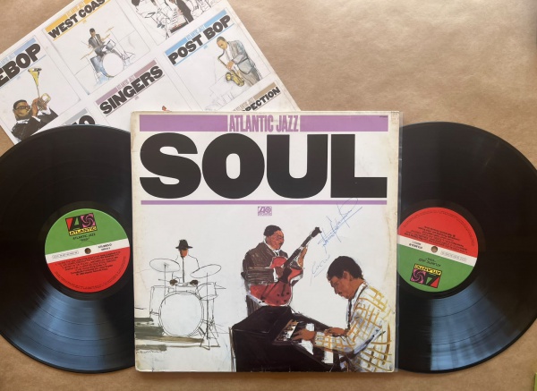 LP: Artista: Atlantic Jazz / Album: Soul | Selo: Atlantic | Cód: 675 8003Capa (VG): Muito Bom: marcas superficiais, com detalhes visuais; pode conter leve rasura como um nome. Vinil (VG +): Vinil em m