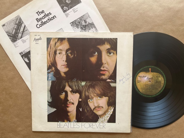 LP: Artista: Beatles / Album: Forever | Selo: Apple Records | Cód: SBTL 1017Capa (VG): Muito Bom: marcas superficiais, com detalhes visuais; pode conter leve rasura como um nome. Vinil (VG +): Vinil e
