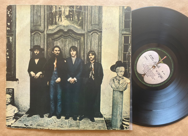 LP: Artista: Beatles / Album: Hey Jude! | Selo: Apple Records | Cód: 31C 066 04348Capa (G): Bom: sinal de uso e escritos maiores como dedicatórias, desenho em capa (rasura), pode conter rasgos pqnos e