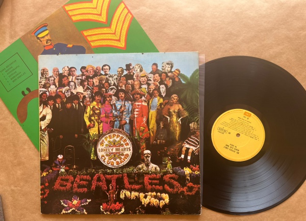 LP: Artista: Beatles / Album: Sgt. Pepper´s Lonely Hearts Club Band | Selo: EMI | Cód: 31C 066 04177DCapa (VG +): Muito bom: pode conter sinais leves de manuseio.Vinil (VG): Vinil em muito bom estado