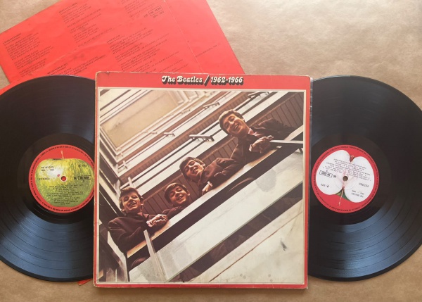 LP: Artista: Beatles / Album: The Beatles / 1962-1966 | Selo: Apple Records | Cód: 31C 166 05307/8Capa (VG -): Muito Bom: marcas superficiais, com detalhes visuais; pode conter leve rasura como um nom