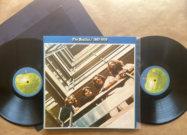 LP: Artista: Beatles / Album: The Beatles / 1967-1970 | Selo: Apple Records | Cód: 31C 166 05309/10Capa (VG +): Muito bom: pode conter sinais leves de manuseio.Vinil (VG +): Vinil em muito bom estado.