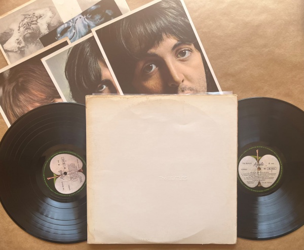 LP: Artista: Beatles / Album: The Beatles - Album Branco | Selo: Apple Records | Cód: 31C 166 04173/4Capa (VG): Muito Bom: marcas superficiais, com detalhes visuais; pode conter leve rasura como um no