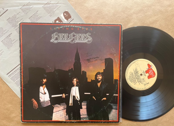 LP: Artista: Bee Gees / Album: Living Eyes | Selo: Urso | Cód: 2394 301Capa (VG -): Muito Bom: marcas superficiais, com detalhes visuais; pode conter leve rasura como um nome; leve depreciação de VG. 
