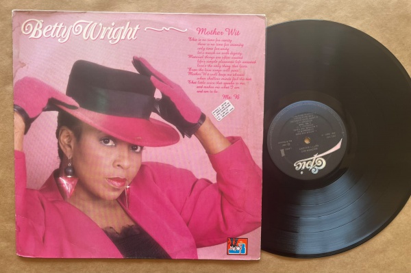 LP: Artista: Betty Wright / Album: Mother Wit | Selo: Epic | Cód: 231 141Capa (VG -): Muito Bom: marcas superficiais, com detalhes visuais; pode conter leve rasura como um nome; leve depreciação de VG