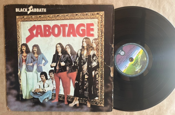 LP: Artista: Black Sabbath / Album: Sabotage | Selo: Vertigo | Cód: 6366 115Capa (P): Regular: Pode conter rasuras maiores, manchas de mofo pronunciada,pode faltar parte da estrutura de capa Vinil (VG