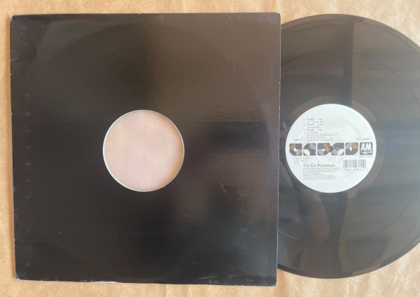 LP/ Single Artista: Ce Ce Peniston / Album: Finally | Selo: A&M Records | Cód: 75021 2385 - Prensagem USACapa (VG): Muito Bom: marcas superficiais, com detalhes visuais; pode conter leve rasura como u