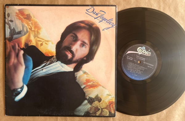 LP: Artista: Dan Fogelberg / Album: Greatest Hits | Selo: Epic | Cód: 144 792Capa (VG +): Muito bom: pode conter sinais leves de manuseio.Vinil (NM): Vinil em excelente estado. Toque do Garimpeiro: *